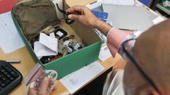 Objetos depositados en la oficina de objetos perdidos de la Polic�a Local de Ferrol, en una foto de archivo.