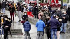 Colas de personas ante el autobs del Nutico donde se hacen PCR