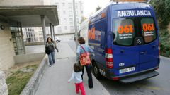 Imagen de archivo de una ambulancia asistencial en Cangas