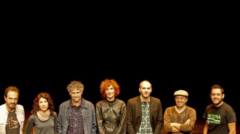 De izquierda a derecha, Vicente Mohedano, presidente de la Asociaci�n de Actores e Actrices de Galicia; Xiana Vilas, codirectora de Cisma Danza; C�ndido Paz�, autor, director de escena y actor; Bel�n Pichel, presidenta de Escena Galega; Tito Asorey, director de Il Maquinario; Xes�s Ron, director art�stico de Ch�vere, e Roberto Pascual, director de la Mostra Internacional de Teatro de Ribadavia