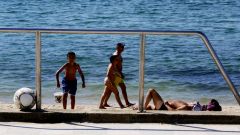 El buen tiempo anima a los gallegos a ir a las playas