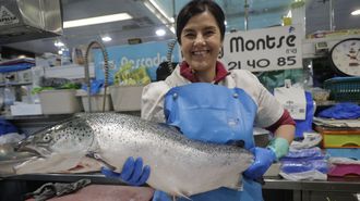 Un magnífico ejemplar de salmón fresco de piscifactoría que vendían este viernes en una pescadería de la coruñesa plaza de Lugo