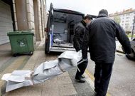 Retirada de uno de los cad�veres en el barrio compostelano de Fonti�as.