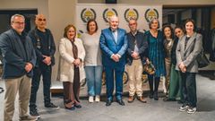 Foto de veterinarios que cumplen 25 a�os asociados al colegio de Lugo y con el presidente, Benedito Castellote