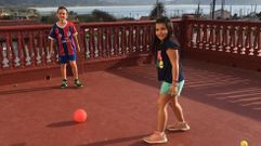 Joao Pedro, de once a�os, y Mariana, de nueve, juegan al f�tbol al aire libre en la terraza del apartamento de Covas en el que viven