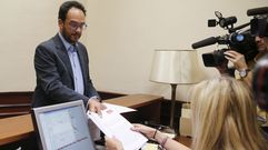 El portavoz del Grupo Socialista, Antonio Hernando, entrega el documento el el registro del Congreso