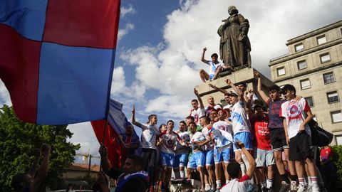 �Celebraste el ascenso de la UD Ourense?.La fiesta comenz� en Meis y se traslad� a la fuente de Concepci�n Arenal