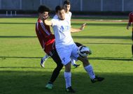 MIguel trata de controlar el bal�n en un partido del Lemos en el campo de A Pinguela. 