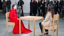 Marina Abramovic durante su montaje El artista est presente, donde estaba sentaday el pblico se sentaba frente a ella para mirarse a los ojos