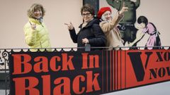 Conchi, Mari�n y Flor, posan tras el cartel de las Xornadas de Novela Negra de este a�o