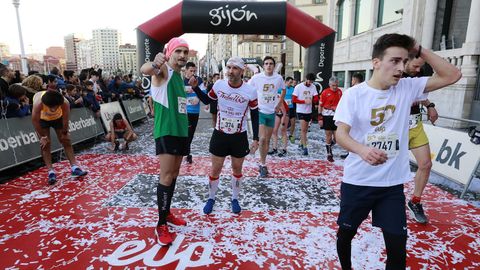 Corredores pasando por la meta con la que EDP midi� la energ�a de sus pisadas