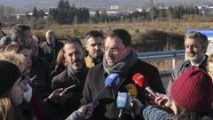 El presidente del Principado de Asturias, Adrin Barbn, atiende a los periodistas durante el acto de inicio de las obras de desdoblamiento de la calzada de la carretera AS-17 (Avils-Riau) en el tramo entre Bobes y San Miguel