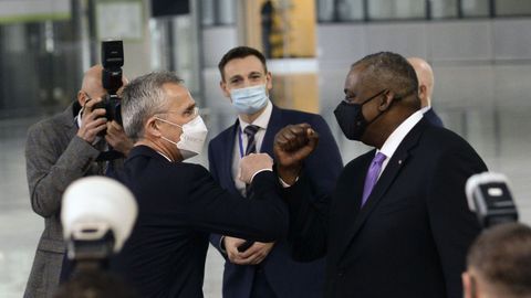 El jefe del Pentagono y el secretario general de la OTAN se saludan a la entrada de la reunin en Bruselas