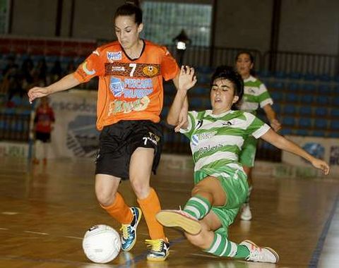Peque supera a una jugadora del Cidade de As Burgas.