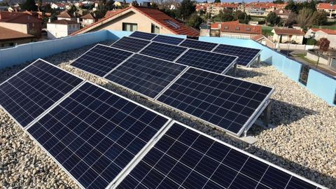 Imagen de archivo de placas solares en un vivienda.