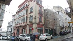 El edificio situado en el 187 de la calle Magdalena (en la imagen, con andamios) se suma al 1 de M�ndez N��ez para albergar el nuevo geri�trico de A Magdalena