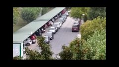 Cola de coches en el punto de recogida de muestras para casos sospechosos de covid-19 en el hospital de Monforte