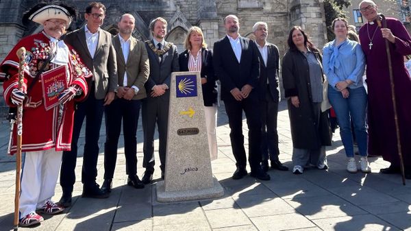 Autoridades gallegas y locales, junto al moj�n instalado en Southampton