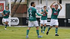David Añón celebra con sus compañeros el primer gol del Coruxo frente al Sámano en O Vao este sábado.