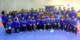 La expedici�n ribeirense posa con los trofeos conseguidos. 