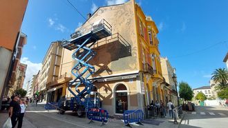 Diego As, pintando ayer el mural en una fachada en la calle Rodr&iacute;guez Murias