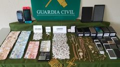 Desmantelan un punto de venta de droga en Arteixo y detienen a tres personas