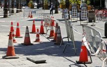 El Puerto ha iniciado la reparaci�n de las losetas rotas del entorno del centro comercial A Laxe. 