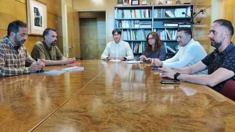 Por la izquierda, Gerardo Argelles, responsable de Accin sindical de CCOO Asturias; Jos Manuel Zapico, secretario general de CCOO; Borja Snchez, consejero de Ciencia, Empresas, Formacin y Empleo; Miryam Hernndez, directora del Instituto Asturiano de Prevencin de Riesgos Laborales (IAPRL); Javier Fernndez Lanero, secretario general de UGT Asturias; y Marino Fernndez, secretario de Salud Laboral y Medioambiente de UGT Asturias