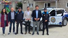 El alcalde de Mea�o, Carlos Vi�itez, con los agentes de la Polic�a Local y el delegado de la Xunta en Pontevedra, Pablo Fern�ndez