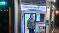 Luisa junto a la ma?quina expendedora de pizzas artesanas