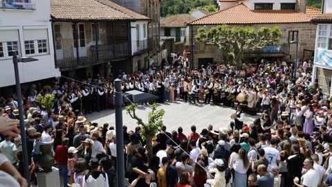 Vista da multitude na praza Maior esperando polos danzantes