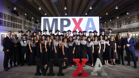 Foto de familia de los graduados del M�ster en Produci�n Xornal�stica e Audiovisual en el Museo Santiago Rey Fern�ndez-Latorre