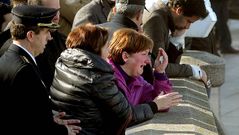 Familiaresy amigos de los polic�as protagonizaron escenas de gran emotividad