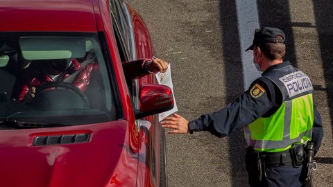 Agentes de la Polica en un control instalado a la entrada a la capital asturiana 