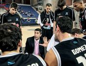 Tiempo muerto de Lisardo G�mez durante el partido que el Breog�n jug� en la pista del Clavijo.