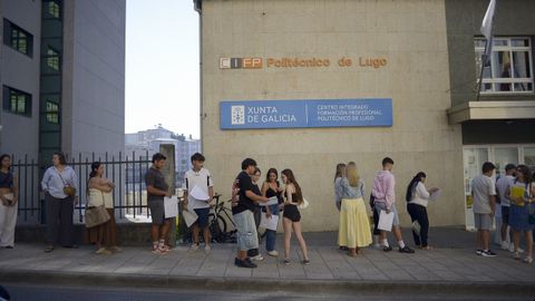 Decenas de personas hicieron cola este mircoles a la entrada del Politcnico