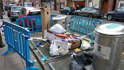 La polic�a tuvo que precintar hoy el punto de reciclaje de la calle Lola Mateos, en La Er�a