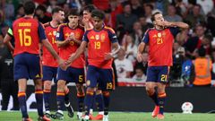 Los integrantes de la selecci�n espa�ola celebran el tercer gol de Espa�a ante Inglaterra.
