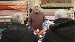 Santiago Mart�nez P�rez, atendiendo ayer en el local de Ultramar al que se mud� por las obras.