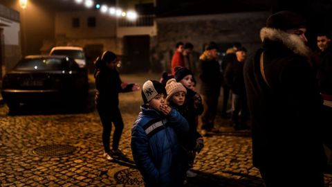 NI�OS FUMANDO EN VAL DO SALGUEIRO 