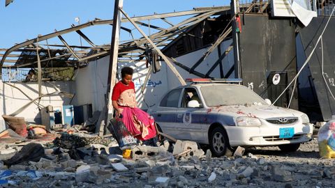 Un ni�o recogeropa despu�s del ataque al campo de migrantes de Tajura, Tr�poli
