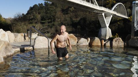 El alcalde, Gonzalo Prez Jcome, fue uno de los primeros en probar de nuevo el agua termal.