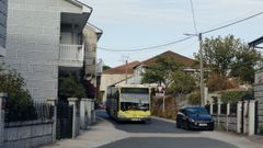 El bus urbano, circulando por Seixalbo.