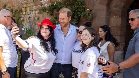 El pr�ncipe Harry se sac� fotos con algunos de los asistentes