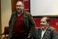 Fern�ndez Morgade (de pie) y el presidente Est�vez conf�an en el plan de pagos del club .