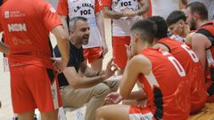 Alberto Ruiz de Galarreta da instrucciones a sus disc�pulos en un partido en Marz�n.