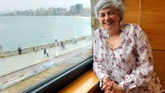 Ana Gonz�lez, en su despacho de la alcald�a, con la bah�a de San Lorenzo como fondo