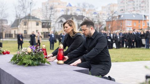 Ofrenda ante el monumento que recuerda la masacre de Bucha en su cuarto aniversario