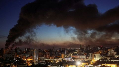 Humo sobre Kiev tras la ca�da de un misil ruso