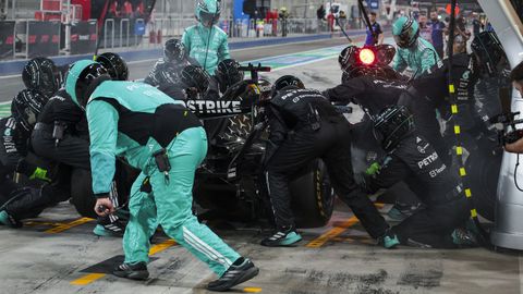 El equipo Mercedes, durante la &uacute;ltima sesi&oacute;n de trabajo en Bar&eacute;in.